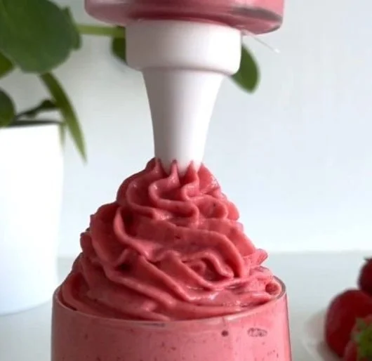 Healthy Food Recipes Club | Be Healthy on Instagram: "4-INGREDIENT STRAWBERRY FROZEN YOGURT 🍓🩷 ✨Have you ever imagined having access to different, simple, hea… [Vídeo] [Vídeo] | Receitas interessantes, Receitas divertidas, Receitas saborosas