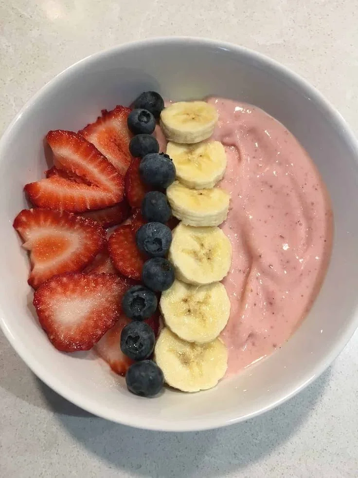 Delicious 5-minute smoothie bowl topped with Greek yogurt and fresh fruits.